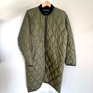 Everlane Green Puffer Jacket with Quilted Design
